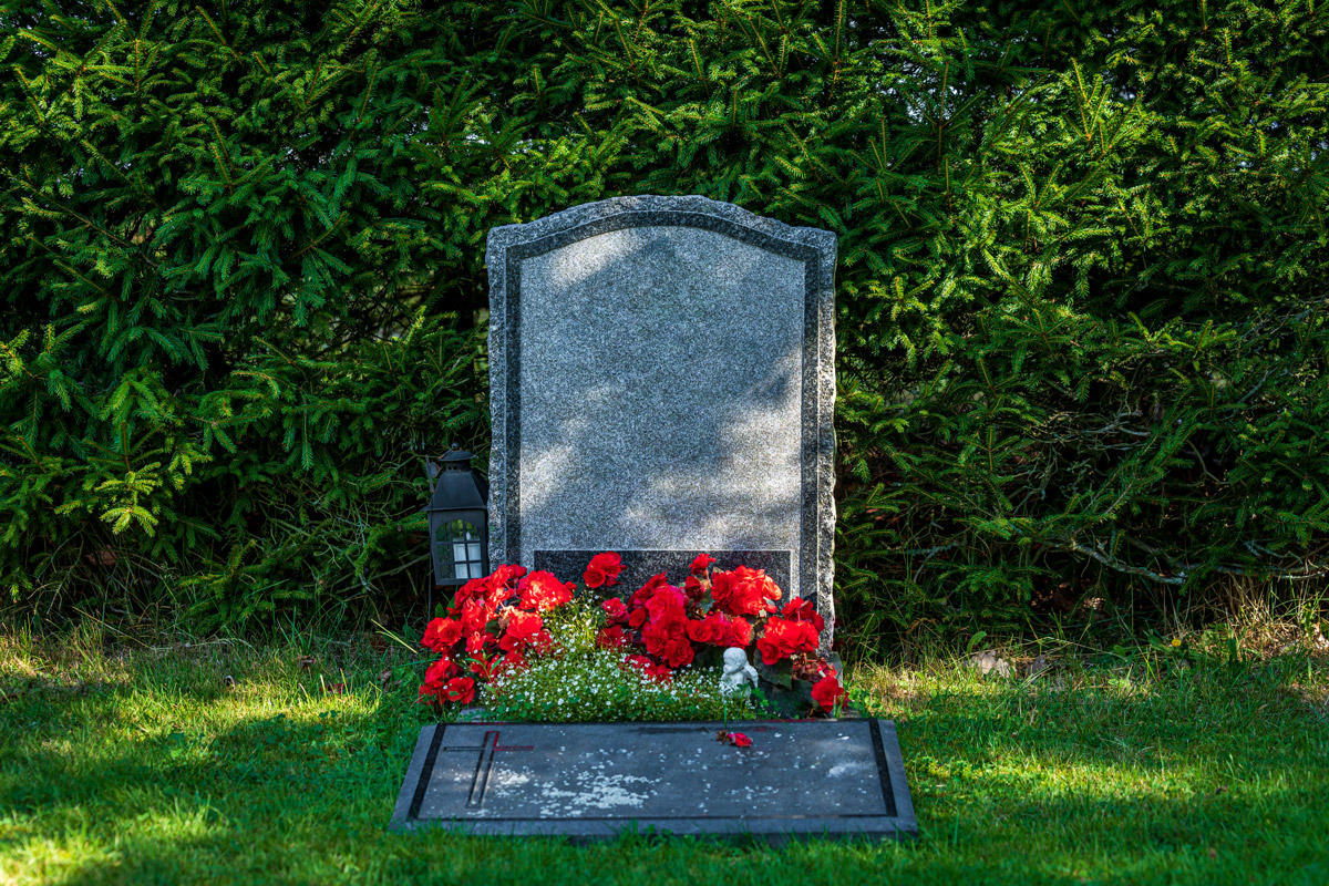 How to Decide Between a Flat Marker and an Upright Monument